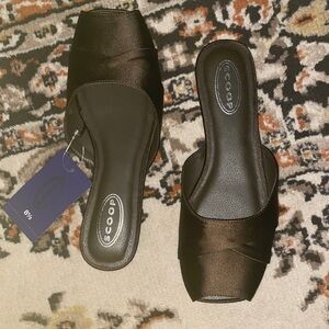 Scoop satin,peektoe,Slides/Flats.